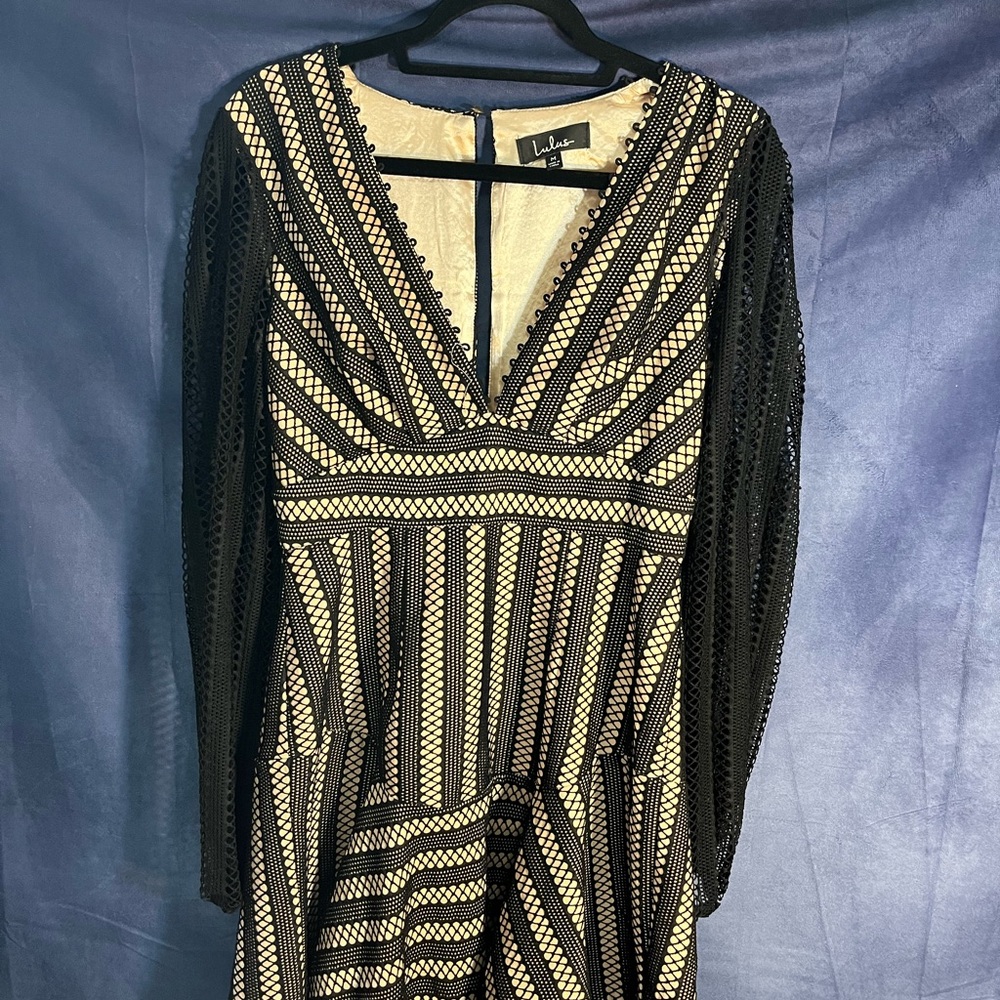 Lulu's Black and White V-Neck Sheath Dress Long Sleeve